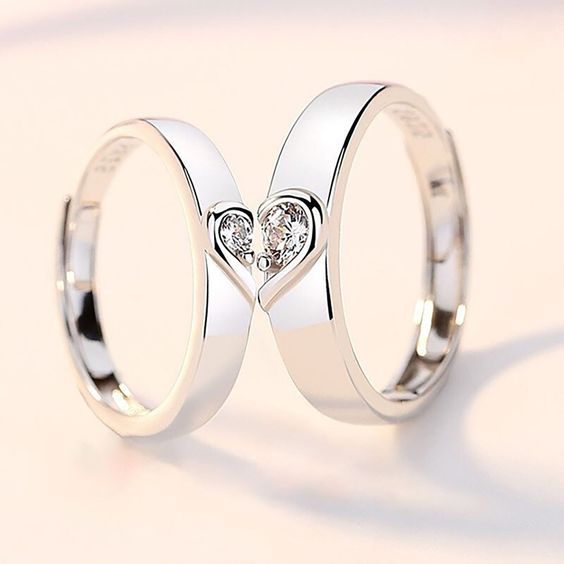 What makes the Elegant Crystal Stone Solitaire Couple Ring Set so special?