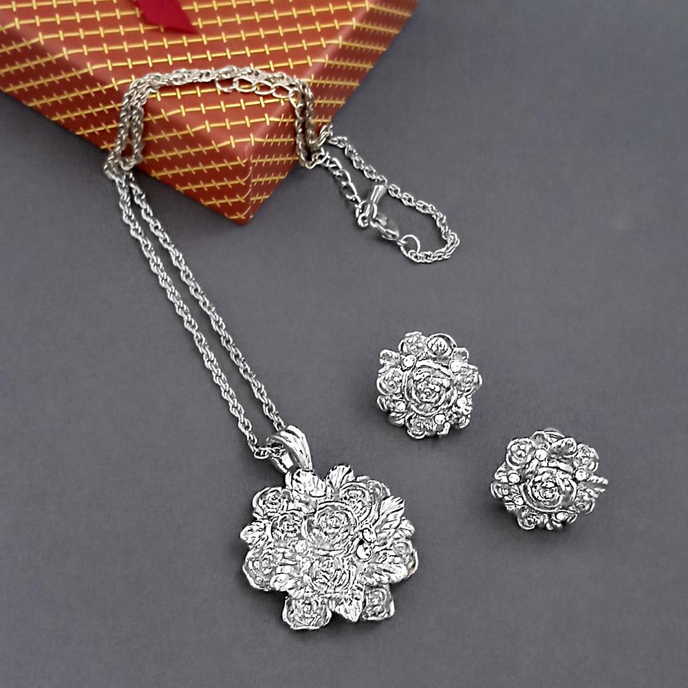 Kriaa Silver Plated Floral Pendant Set - 1201191